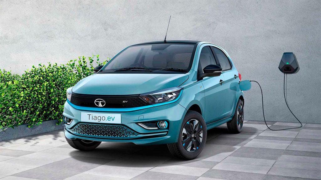 Tiago EV, da Tata Motors, estacionado e conectado a um carregador na parede