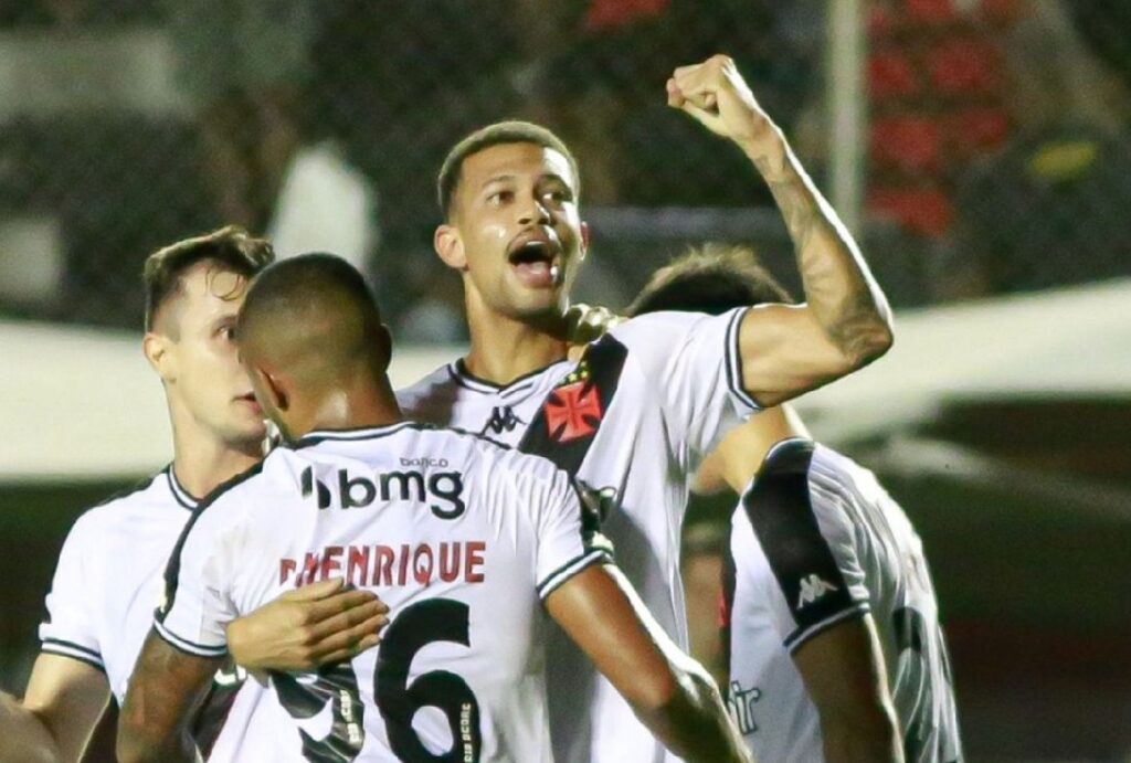 Vasco vence o Vitória no Barradão e mantém série invicta: 1 a 0