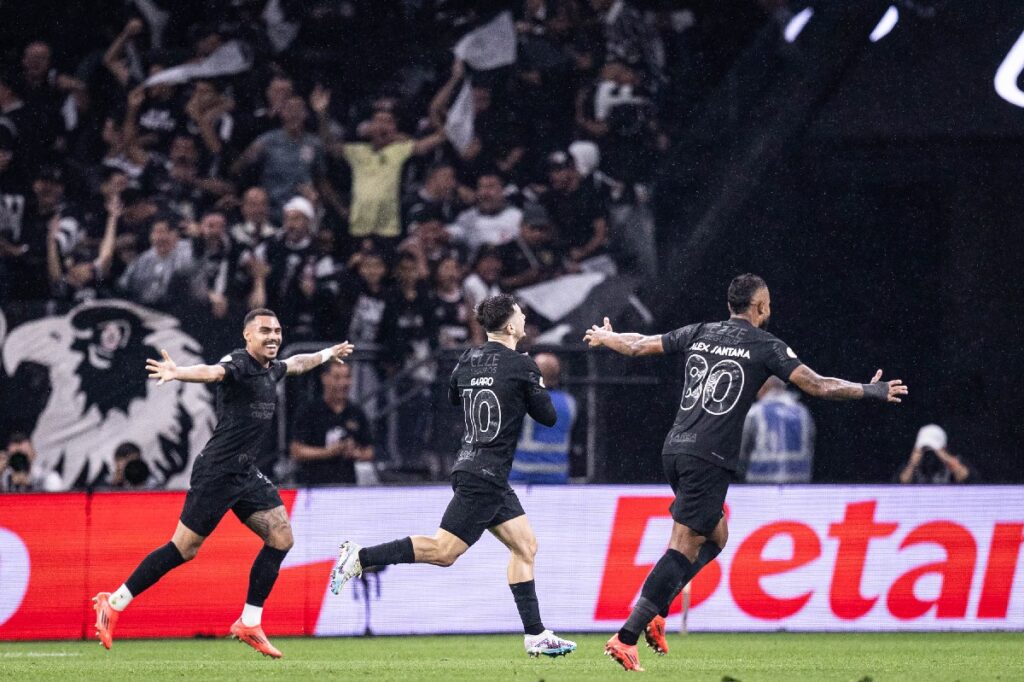 Corinthians faz jogo seguro, vence o Palmeiras e respira aliviado no Campeonato Brasileiro